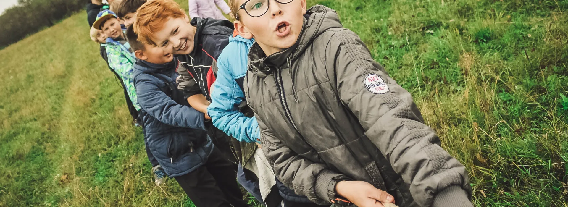 children playing outside with rope